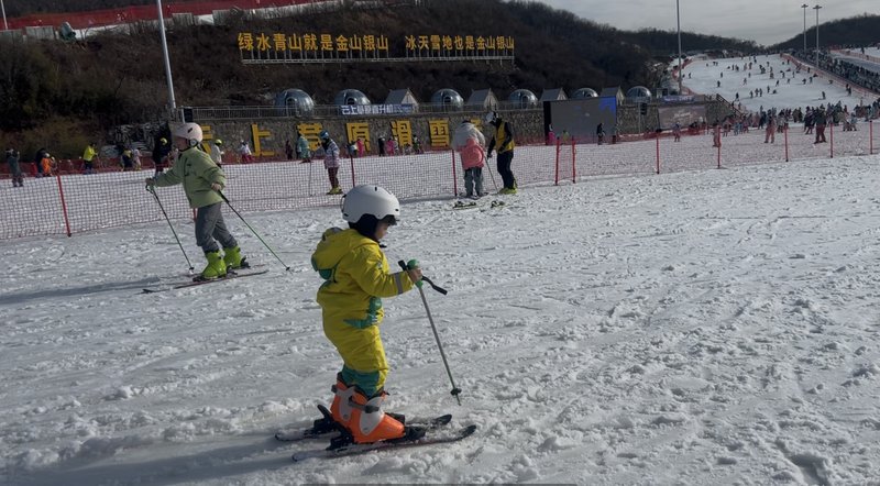 Ski by herself!